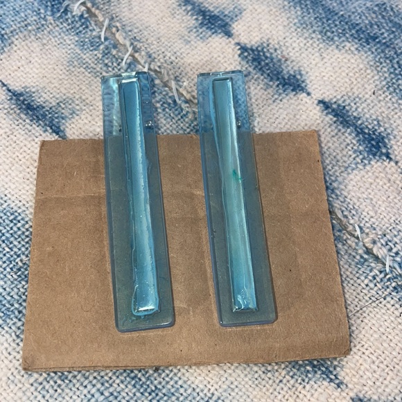 Translucent Baby Blue Jelly Resin Clips - Picture 3 of 3